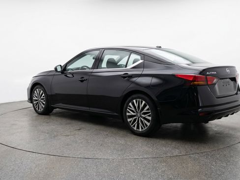 Used 2025 Nissan Altima 2.5 SV FWD image 6