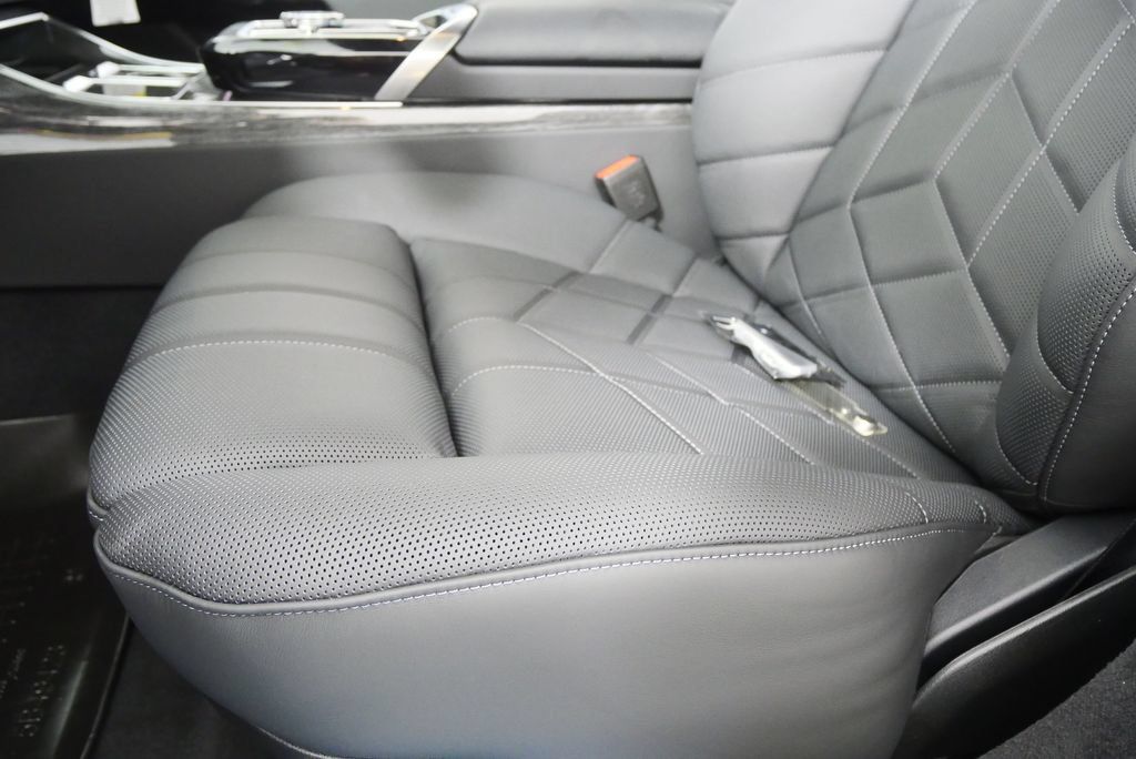 Used 2026 BMW 750e xDrive w/ Executive Package AWD/4WD image 11