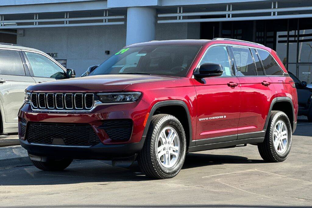 Used 2024 Jeep Grand Cherokee Laredo w/ Luxury Tech Group I RWD image 8