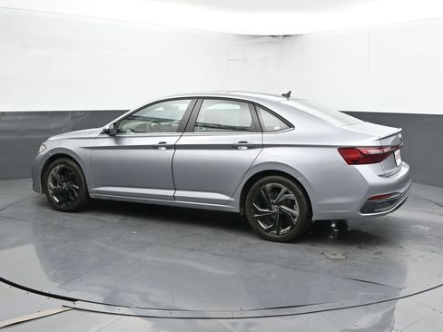 Used 2025 Volkswagen Jetta SE FWD image 10