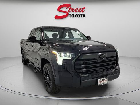 Used 2024 Toyota Tundra Limited AWD/4WD image 5