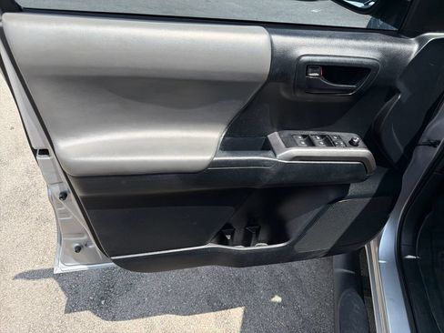 Used 2016 Toyota Tacoma SR5 w/ Towing Package AWD/4WD image 10