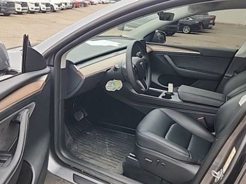 Used 2024 Tesla Model Y Long Range AWD/4WD image 3