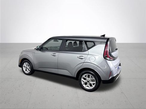 Used 2025 Kia Soul LX w/ LX Technology Package FWD image 8