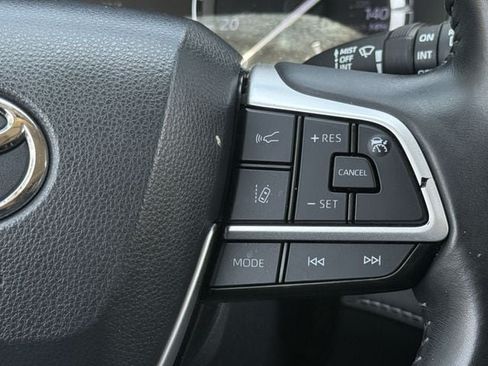 Used 2022 Toyota Highlander XLE FWD image 16