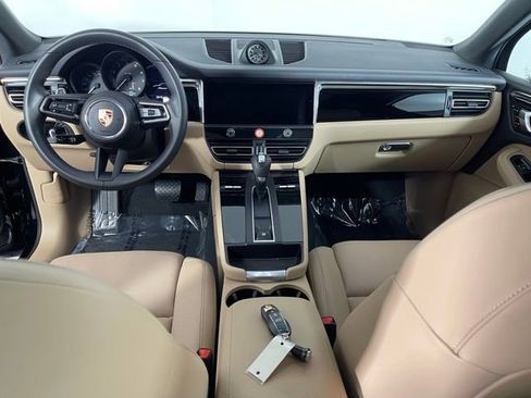 Used 2025 Porsche Macan image 40