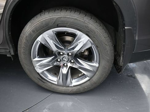 Used 2019 Toyota Highlander Limited Platinum AWD/4WD image 18