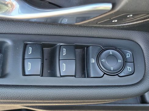 Used 2024 GMC Terrain SLE image 13