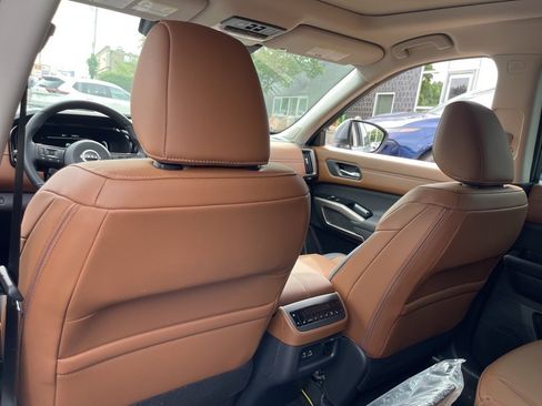 Used 2025 Nissan Pathfinder Platinum w/ Cargo Package image 12