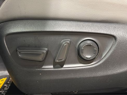 Used 2025 Toyota Sienna XLE AWD/4WD image 18