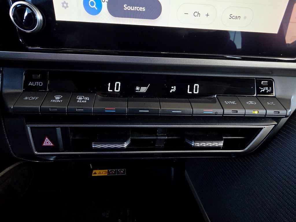 Used 2025 Toyota Camry SE FWD image 41