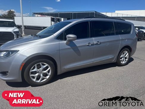 Used 2017 Chrysler Pacifica Touring-L w/ Tire & Wheel Group FWD image 7
