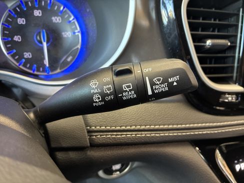 Certified 2025 Chrysler Pacifica Select FWD image 27