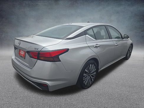 Used 2024 Nissan Altima 2.5 SV FWD image 3