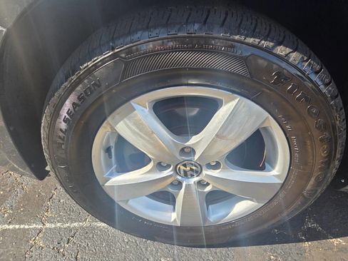 Used 2011 Volkswagen Routan SEL image 37