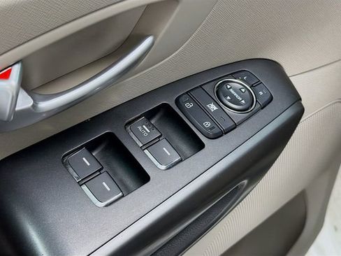 Used 2019 Kia Sedona LX image 20