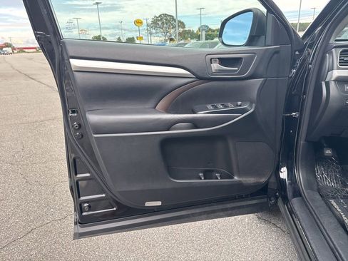 Used 2018 Toyota Highlander XLE image 12