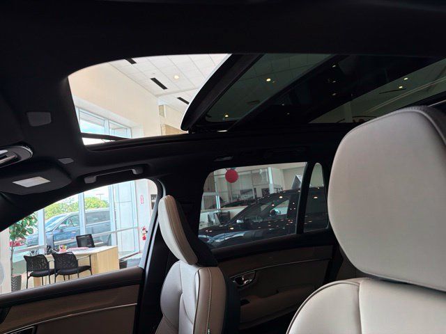 New 2026 Volvo XC90 T8 Plus w/ Protection Package Premier AWD/4WD image 14