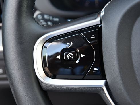 Used 2025 Volvo XC60 B5 Plus image 19