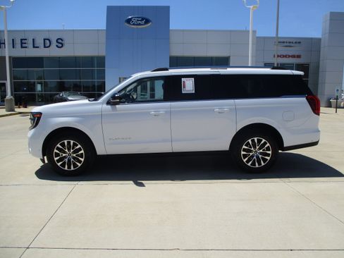 Used 2025 Ford Expedition Max Platinum AWD/4WD image 3
