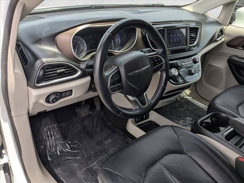 Used 2018 Chrysler Pacifica Touring-L FWD image 10