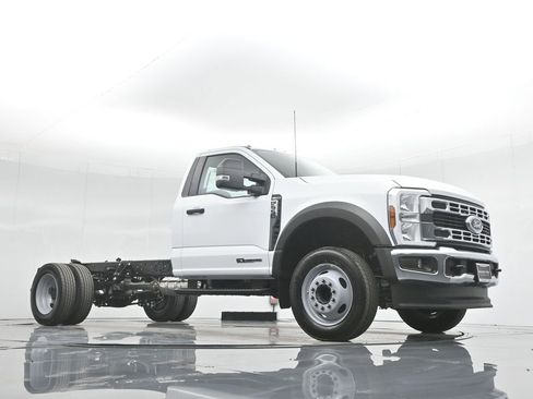 New 2025 Ford F550 2WD Regular Cab Super Duty image 31