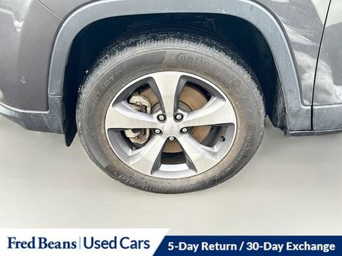 Used 2021 Jeep Cherokee Limited image 32