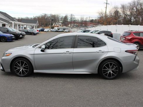 Used 2022 Toyota Camry SE image 2