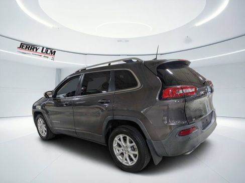 Used 2018 Jeep Cherokee Latitude Plus w/ Comfort/Convenience Group FWD image 5