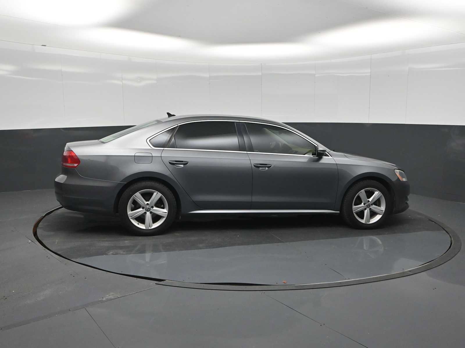 Used 2012 Volkswagen Passat TDI SE FWD image 9
