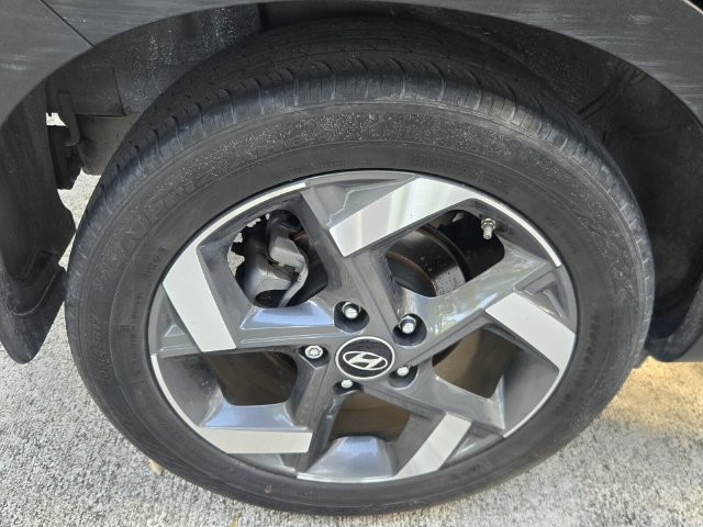 Used 2024 Hyundai Venue Limited FWD image 12