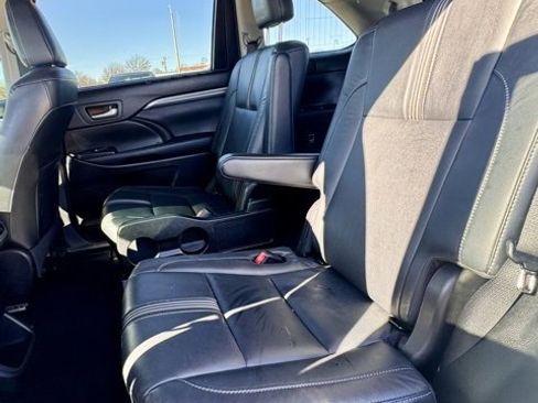 Used 2018 Toyota Highlander SE image 10