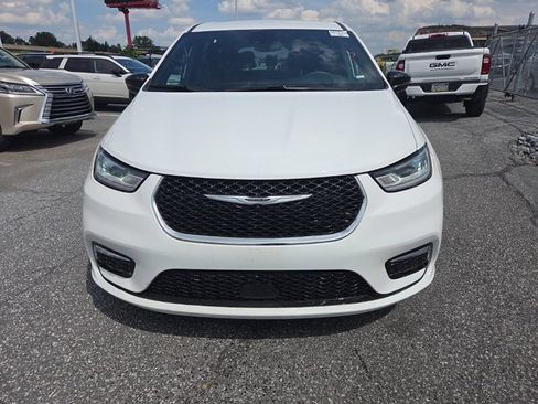 Used 2025 Chrysler Pacifica Select FWD image 2