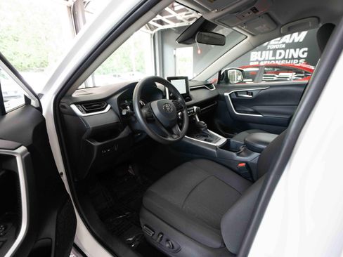 Used 2025 Toyota RAV4 XLE AWD/4WD image 8