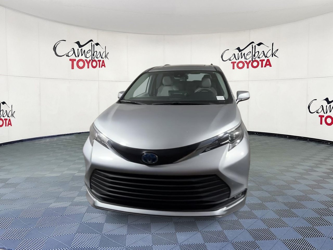 Used 2025 Toyota Sienna XLE FWD image 6