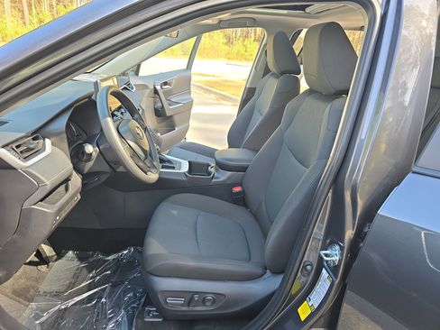 Used 2025 Toyota RAV4 XLE w/ Convenience Package image 16