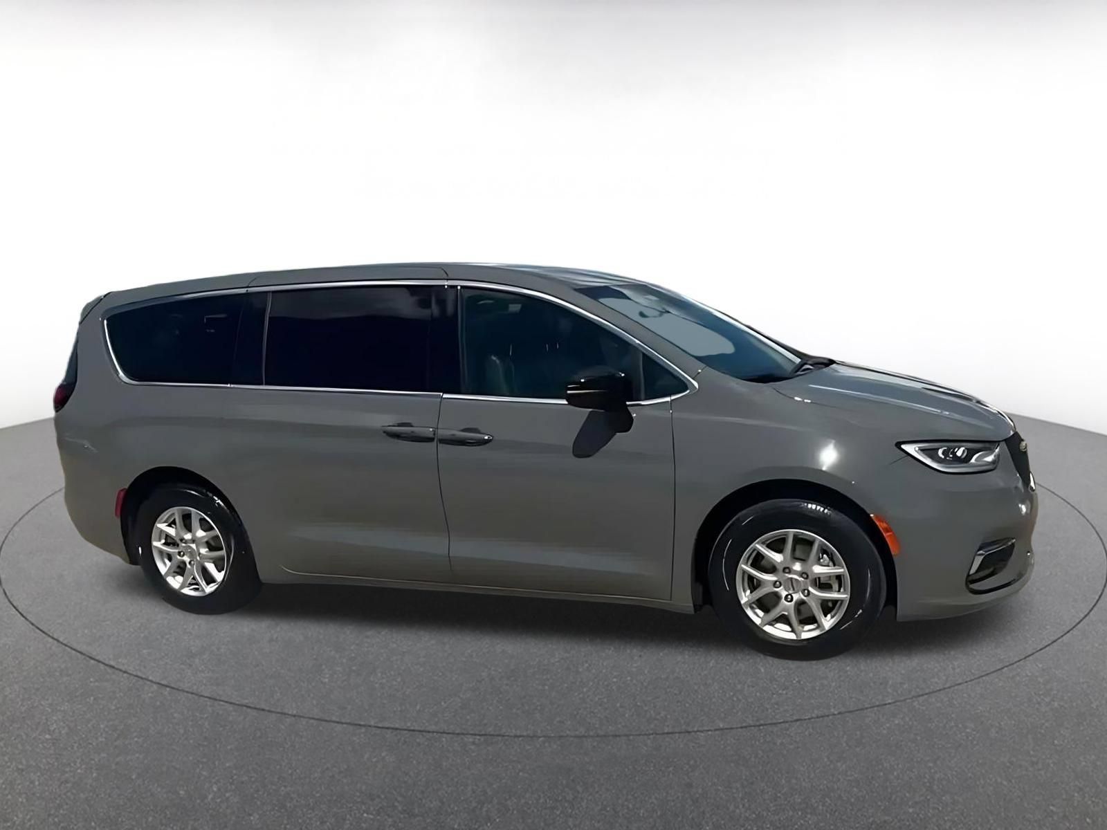 Used 2025 Chrysler Pacifica Select FWD image 15