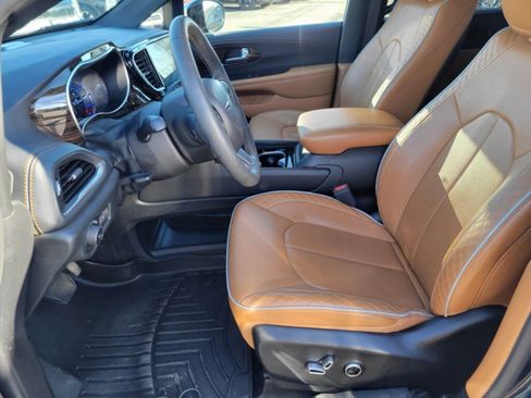 Used 2023 Chrysler Pacifica Pinnacle image 16