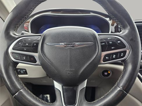 Used 2023 Chrysler Pacifica Limited image 3