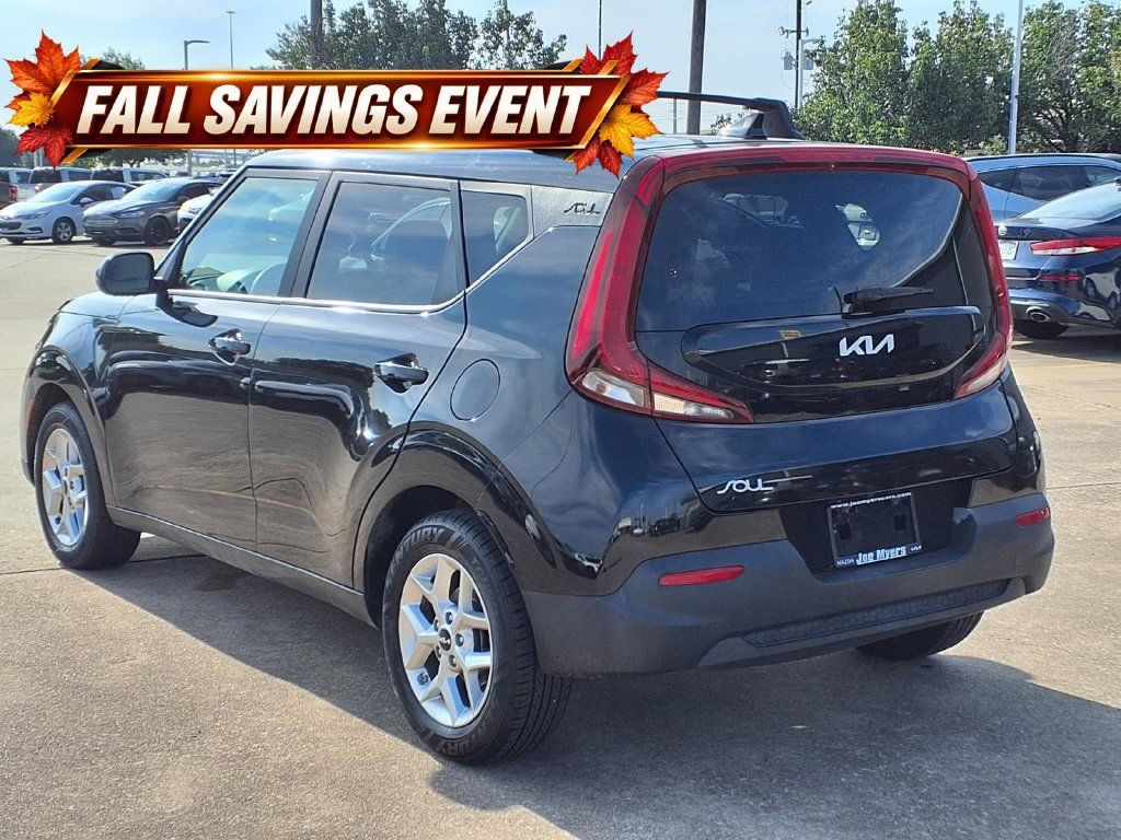 Certified 2022 Kia Soul LX w/ Technology Package FWD image 2