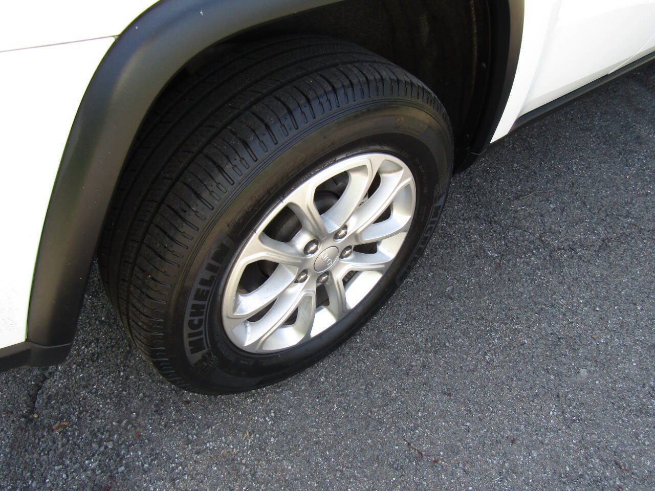 Used 2021 Jeep Grand Cherokee Laredo AWD/4WD image 35