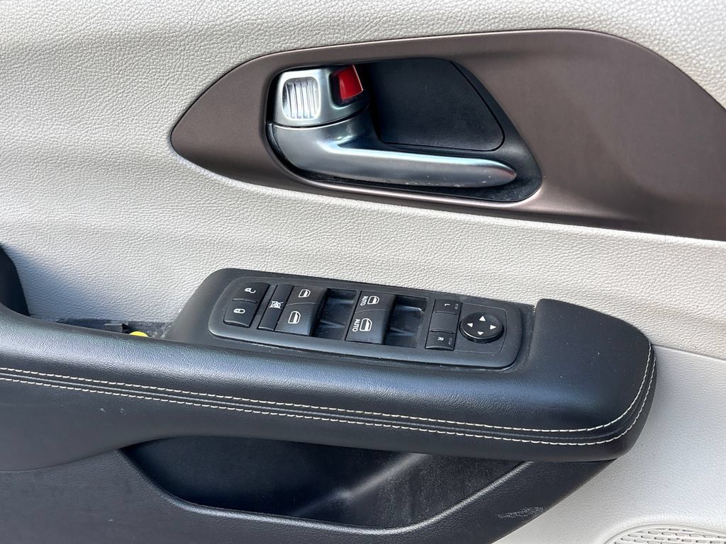 Used 2021 Chrysler Voyager LX FWD image 8