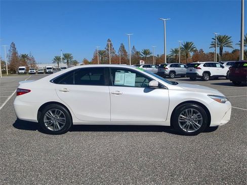 Used 2017 Toyota Camry SE image 3