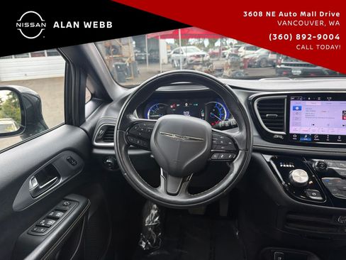 Used 2022 Chrysler Pacifica Touring-L w/ Uconnect Theater Family Group FWD image 14
