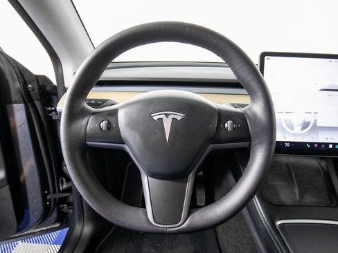 Used 2022 Tesla Model Y Long Range image 18