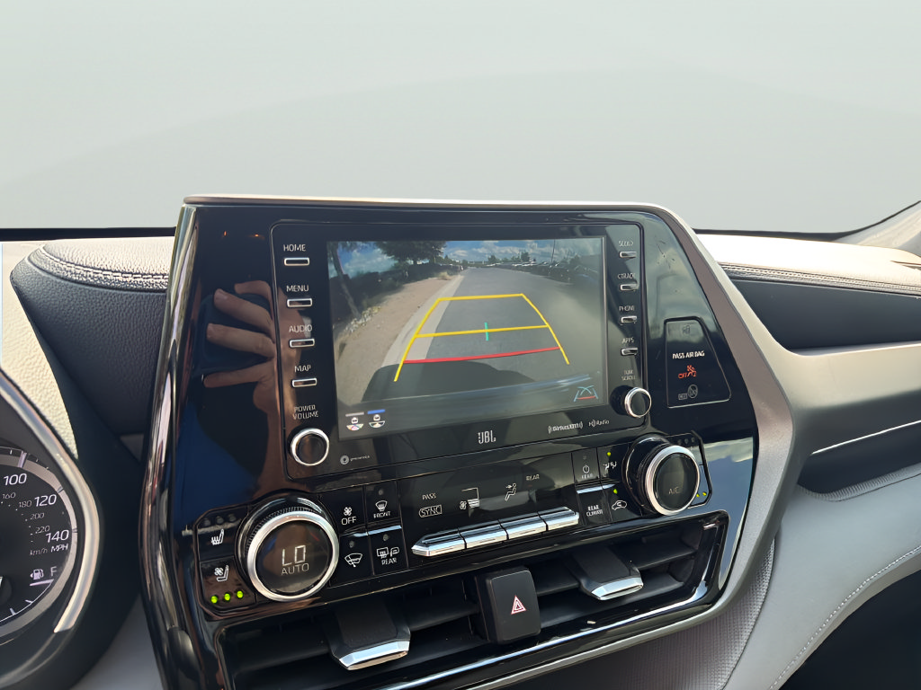 Used 2020 Toyota Highlander Limited FWD image 24