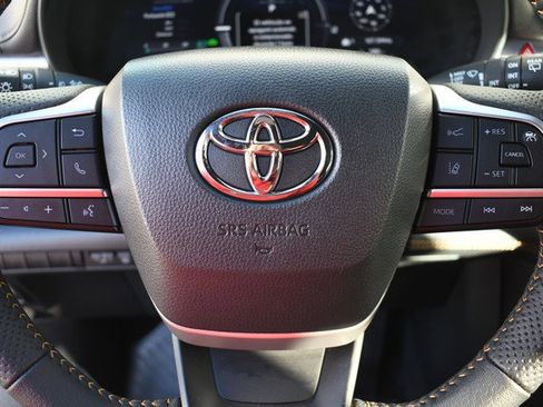 Used 2025 Toyota Sienna XLE Woodland Edition image 33