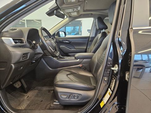Used 2023 Toyota Highlander XLE AWD/4WD image 14