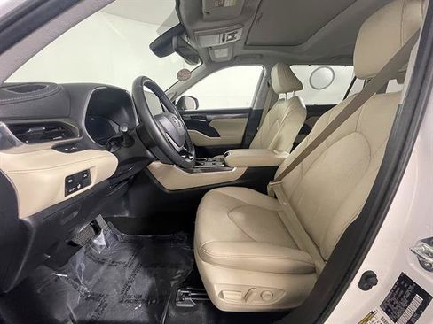 Used 2023 Toyota Highlander Limited AWD/4WD image 9