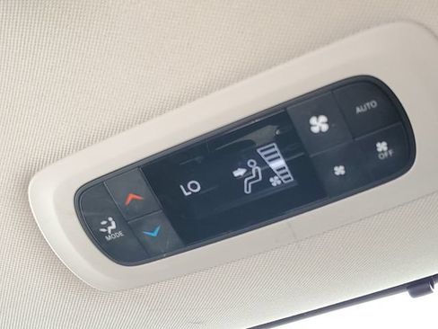 Used 2023 Chrysler Pacifica Touring-L FWD image 12